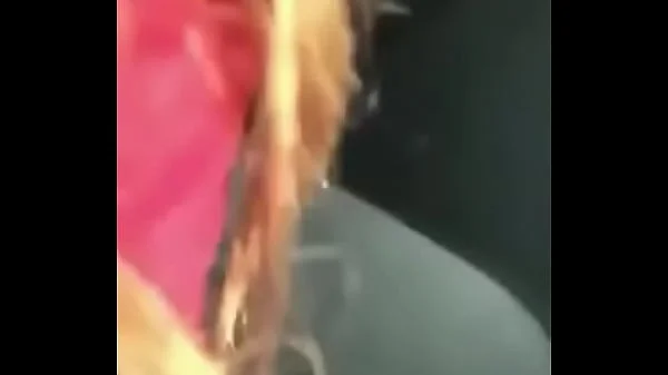 Cogiendo amiga chaparrita en el carro