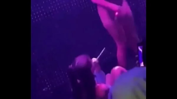 Fã pelada fazendo oral e mamando MC Pipokinha no palco