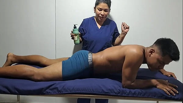 Un masaje relajante para este sexy chico, me pone tan cachonda pt2 me pone tan cachonda verlo semidesnudo