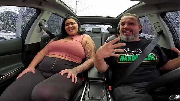 Alessandra Lopes com sua bunda imensa faz sua estreia nas ruas da cidade dando aquela mamada