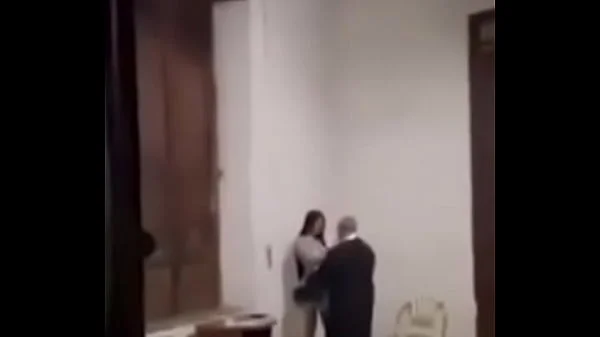 Viral- Sacerdote besando y acariciando a una joven hermosa dentro de la iglesia