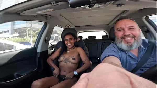 A Milf carioca India Juju rainha dos Gangbang fica peladinha no carro e provoca o público