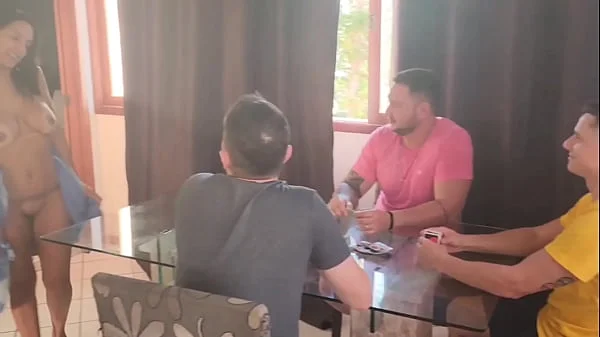 Meu marido chamou os amigos para irem em casa e eu dei pra todos!