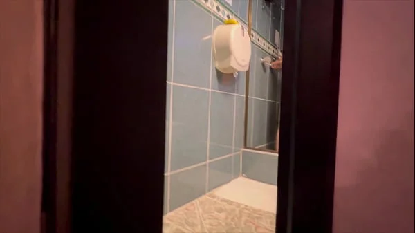 Grabo a la puta rubia del trabajo masturbándose en el baño.