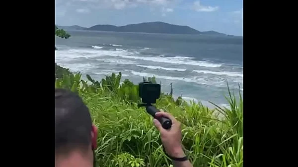 Entramos numa trilha pra fazer uma suruba na praia