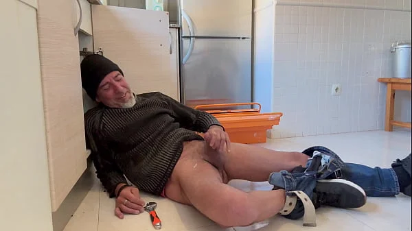 HOT WIFE BLOWJOB TO THE PLUMBER IN THE KITCHEN WITH CUM IN MOUNTH