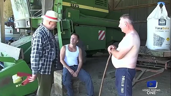 Justine et Sophie s'amusent entre coquines à la ferme