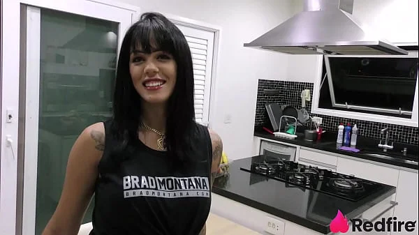 Shay seduziu entregador bem dotado e fez anal no pelo