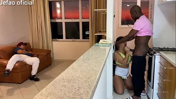 Fui arruma a maquina se uma cliente, e o marido intertido com a televisão, e deixou q mulher gostosa do meu lado, fodi ela bem gostoso