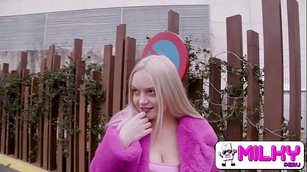 Rubia europea de grantes tetas folla con un fotografo pervertido