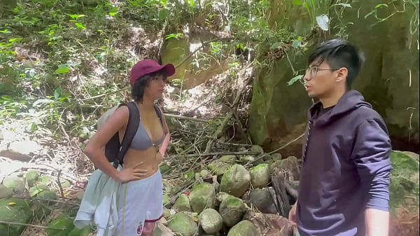 Le doy la mejor follada de su vida en la selva a linda chica desconocida a cambio de darle posada.