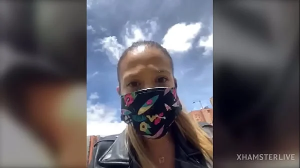 Sara fun squirt en público