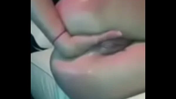 En manque de bite je me fist le cul