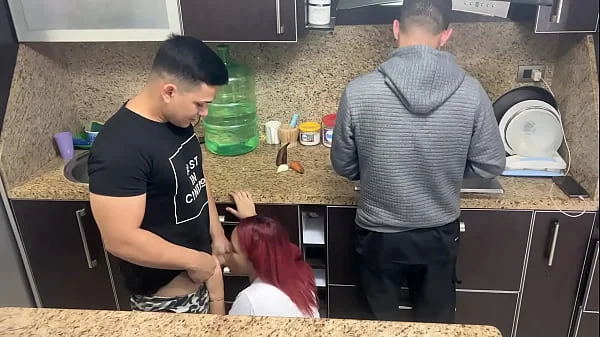 Esposa y su Marido Cocinando pero Ops su Amigo le Mete Mano a su Esposa al Lado de el que Descaro NTR Netorare