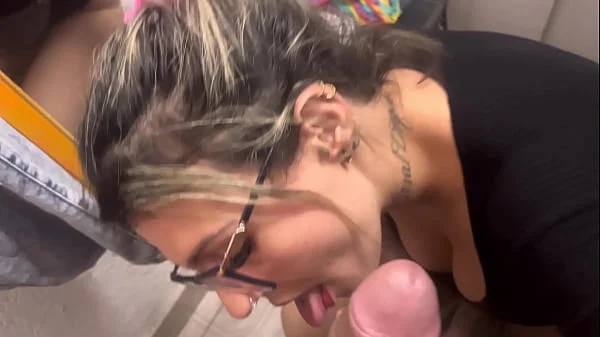 A gostosa da minha mulher dentro do vestuário da loja louca de tesao não aguentamos fudemos ali mesmo (sexo em público)