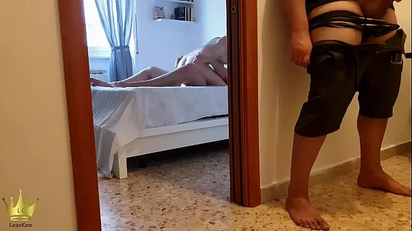 L'idraulico ci spia mentre scopiamo e di nascosto lo premio con un bel pompino - Leaeken ITA