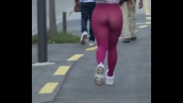 Casada quase nua na rua de calça legging transparente Luana Kazaki