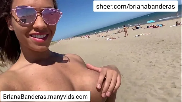 Briana Banderas cachonda se masturba en una playa publica