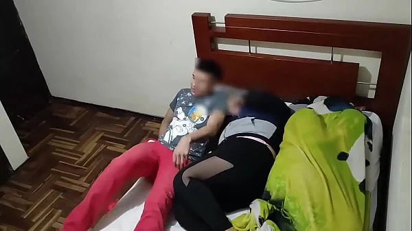 A mi esposa la visita su mejor amiga y se queda con nosotro en la misma cama y terminamos follando sin que mi mujer se diera cuenta que buena follada le di a la muy puta