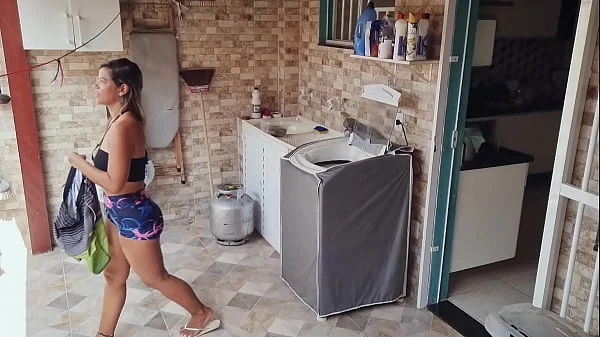 Gozei dentro do cú da esposa gostosa do meu vizinho que estava estendendo roupa no quintal !