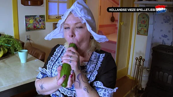 Komkommer neuken, sex met een Nederlandse MILF! - Dutch Dirty Games