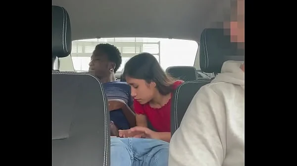 Camara oculta graba a una pareja de jovenes follando en un taxi