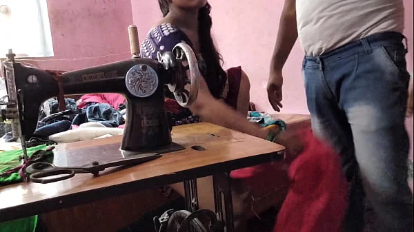 देसी भाभी को सिलाई करते समय अंकल ने चोदा