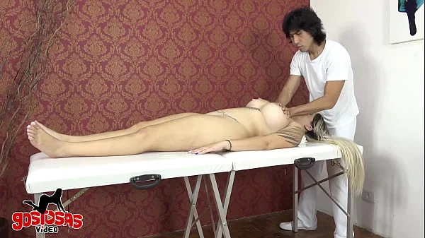 massagem nos peitoes da loira